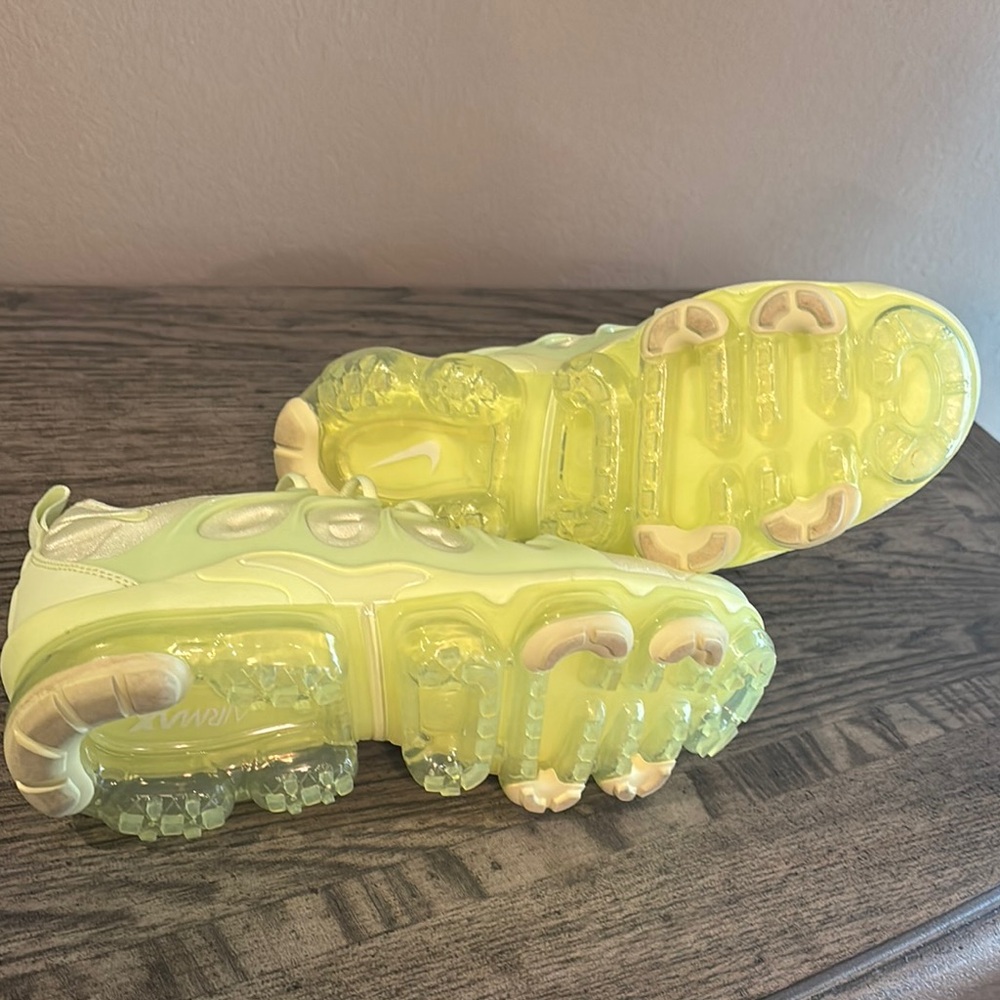 Women’s Nike vapormax - Picture 3 of 4